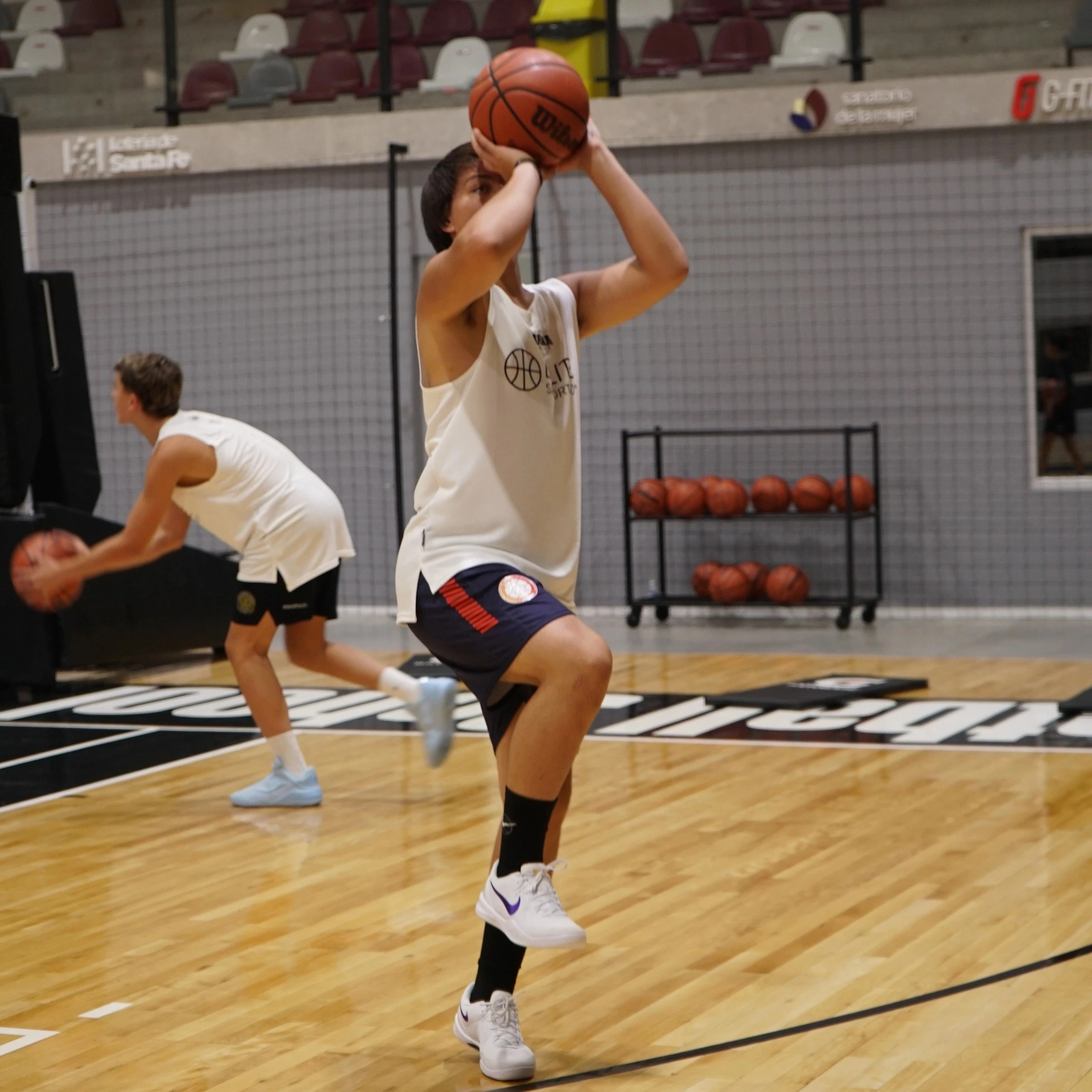 Jugador de básquet al inicio del lanzamiento